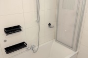 Obj.-Nr.-04250501-Wannenbad-Duschwand
