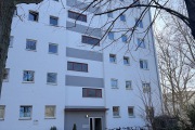 28Obj.-Nr.-11260305-Hausansicht-Parkplaetze