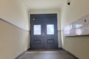 2511260702-Hauseingangshalle