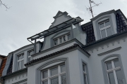 Obj.-Nr.-12260503-Hausansicht-zur-Wohnung