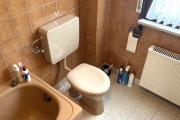 1814260701-WC-im-Wannenbad